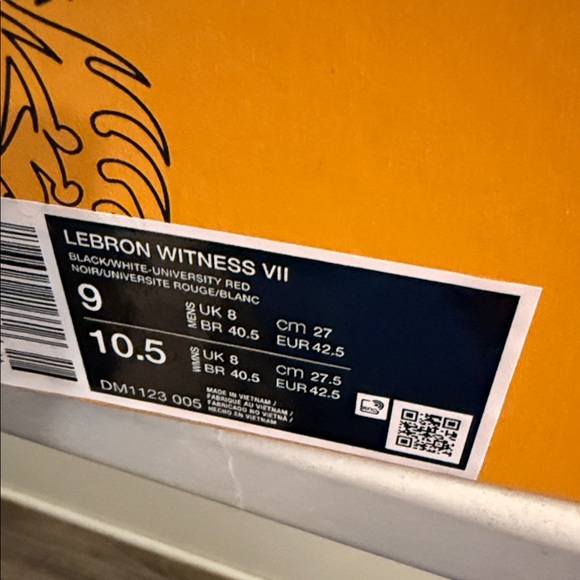 Nike LeBron Witness VII Black and Red Sneakers - Picture 4 of 7